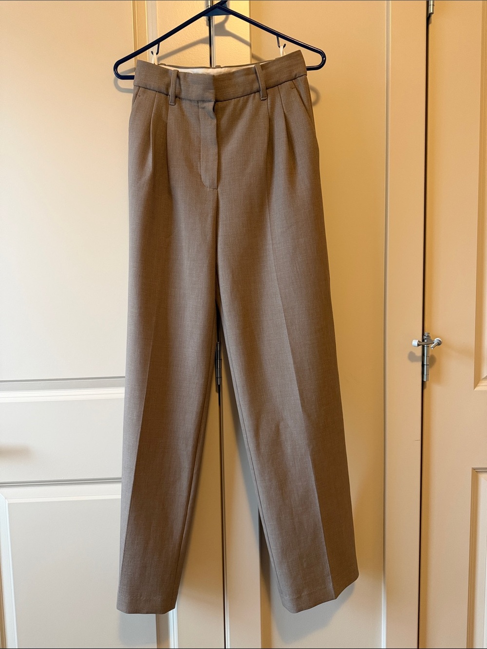 Aritzia The Effortless Pant – Size 2 – Taupe/Grey